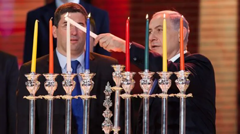 Binyamin Netanyahu lights Hanukkah candles