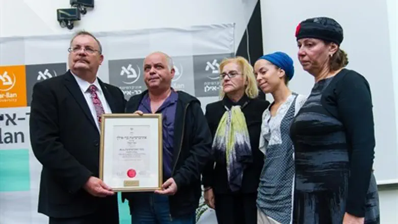 הענקת תעודת הבוגר למשפחתו של צבי קפלן