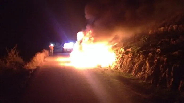 הרכב עולה באש