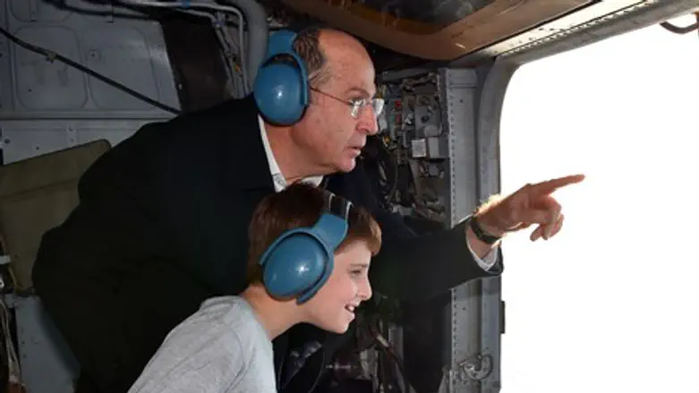 השר יעלון עם אורי גרינברג 