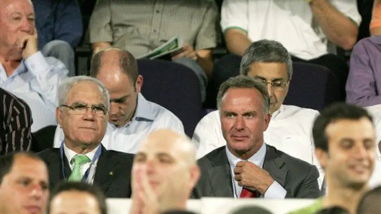 שחר (משמאל). יזעזע את הקבוצה?