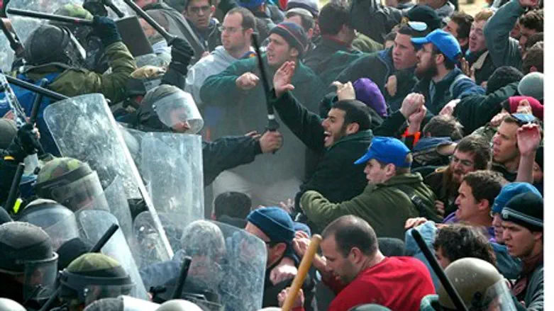 Evacuation of Amona (file)