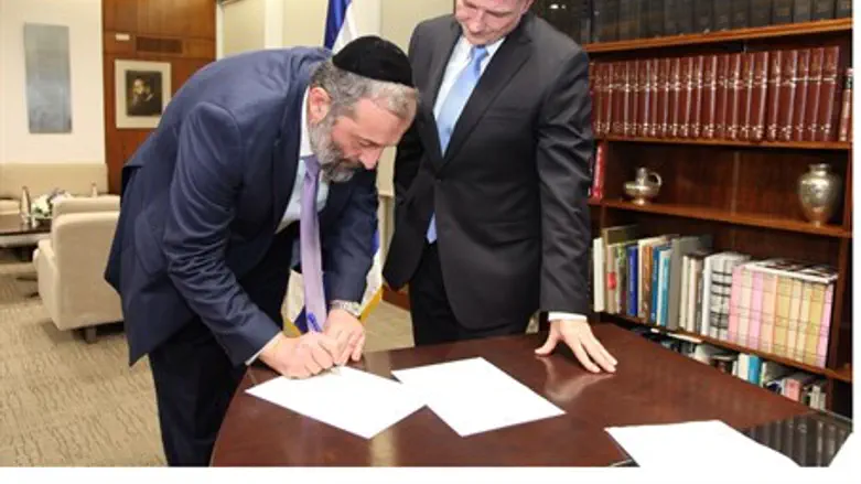 Арье Дери ушел в отставку