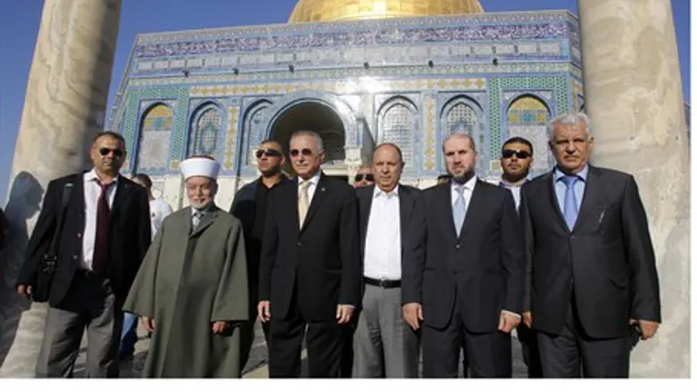OIC secretary general Ekmeleddin Ihsanoglu at Temple Mount (file)