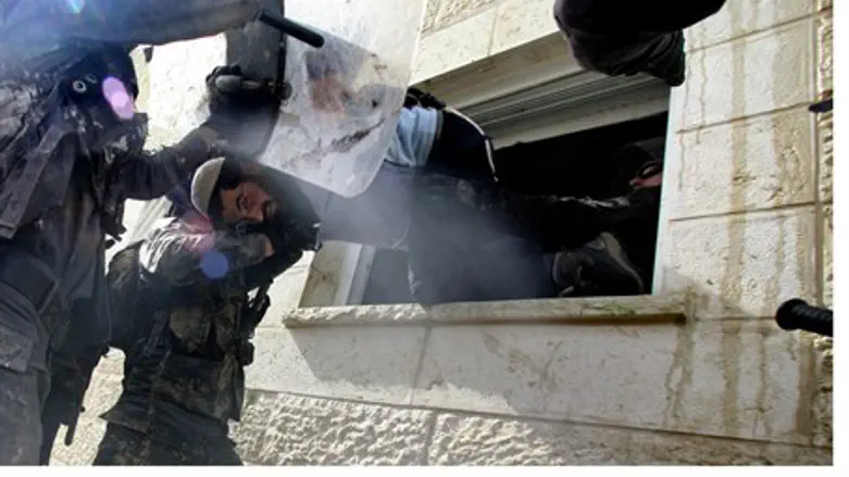 Evacuation and demolition in Amona (file)