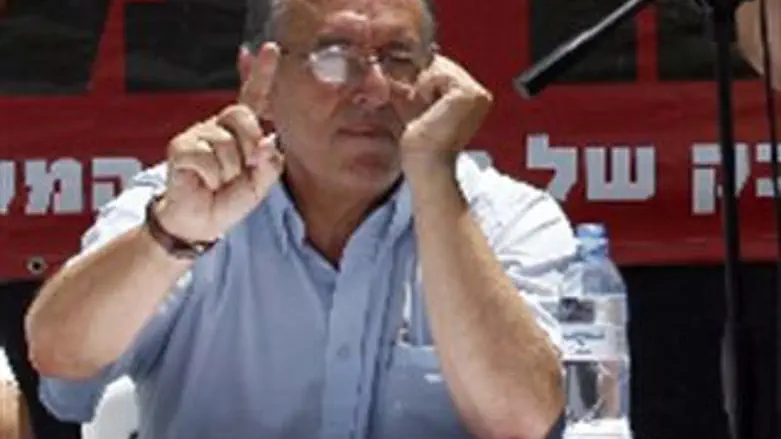 משאיות האשפה נערכות לנסיעה לירושלים.