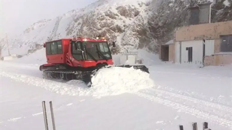 צה"ל מפלס שלג בחרמון