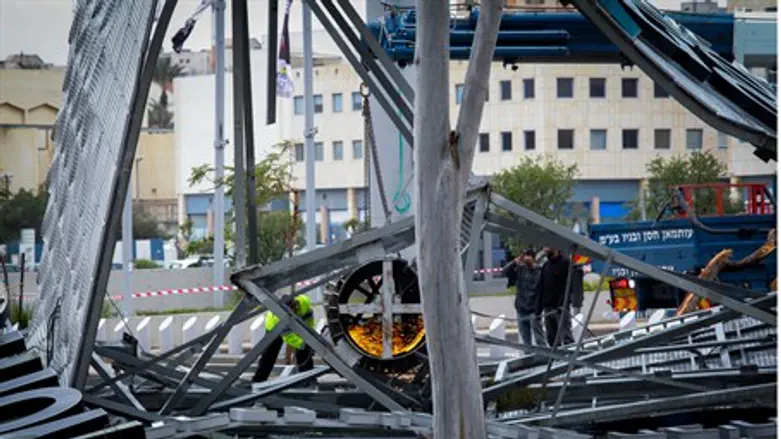 Billboard collapsed in Netanya due to storm
