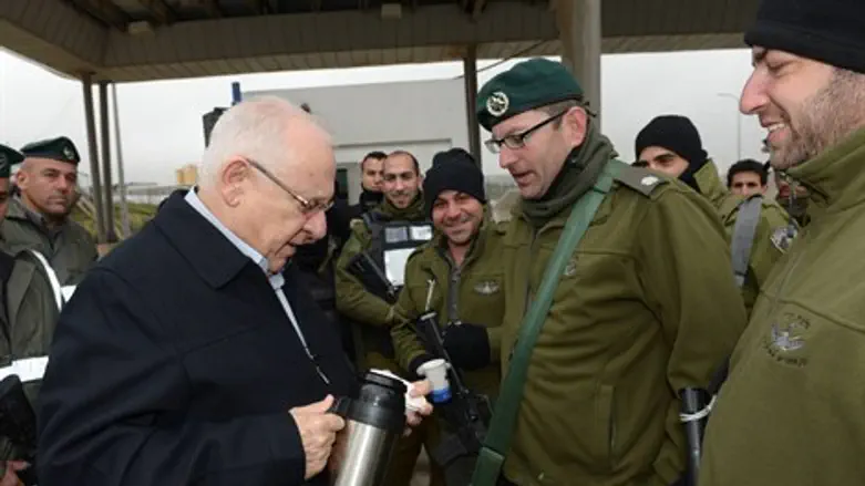 ריבלין מחלק תה ללוחמים