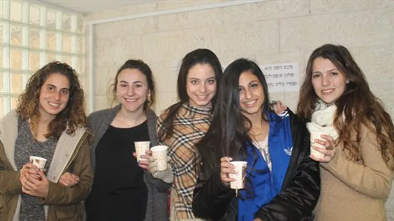 תה חם בכניסה לאולפנה