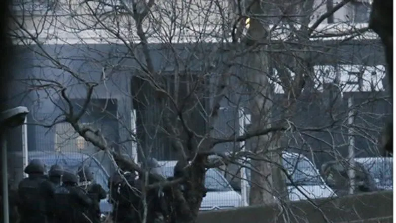 French police outside kosher supermarket in eastern Paris