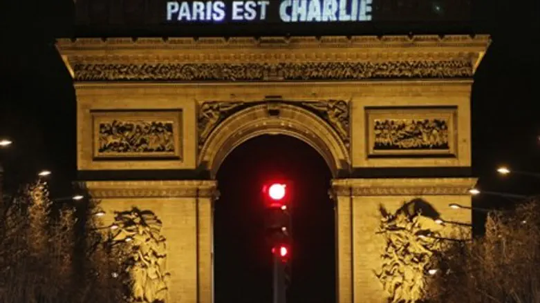 'Paris is Charlie' on Arc de Triomphe