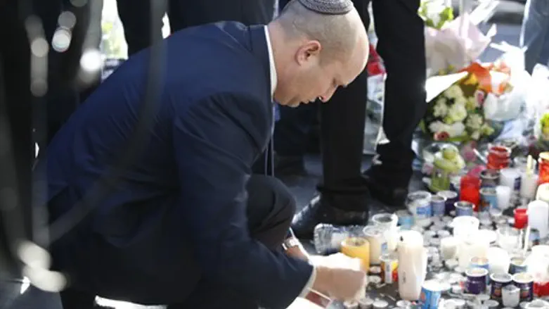 השר נפתלי בנט בזירת הפיגוע