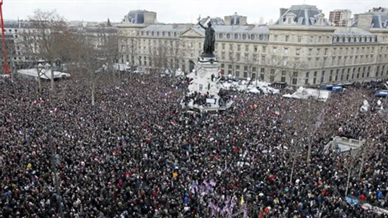 Huge crowds gather outside French Elysee presidential palace for major rally