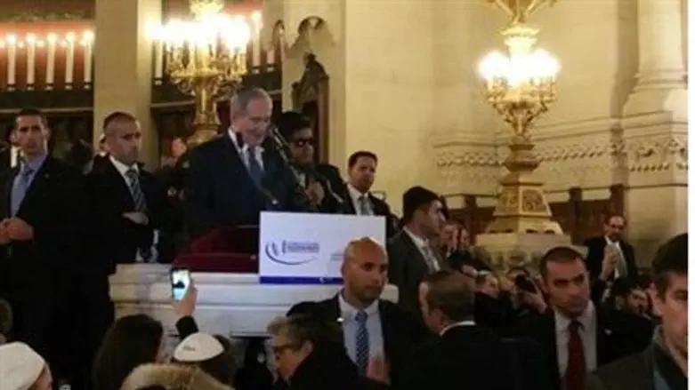 Netanyahu in synagogue