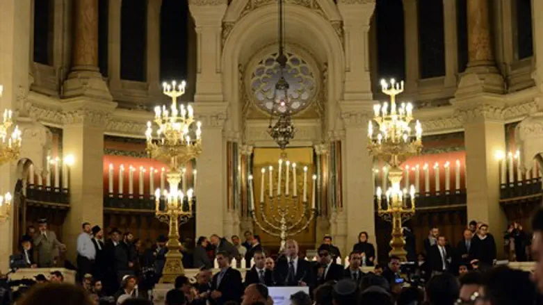 Париж: поминание жертв терактов