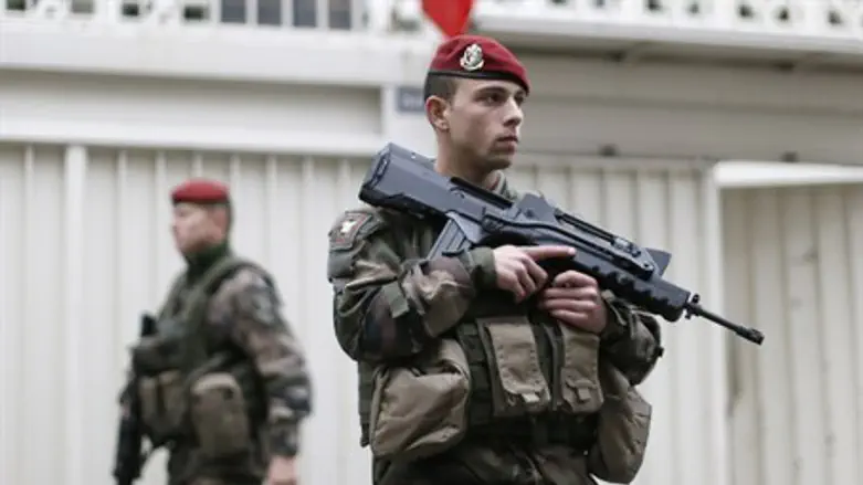 Французские солдаты охраняют еврейские школы