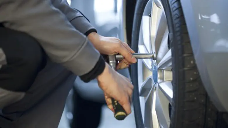 החלפת גלגל פנצ'ר תקר