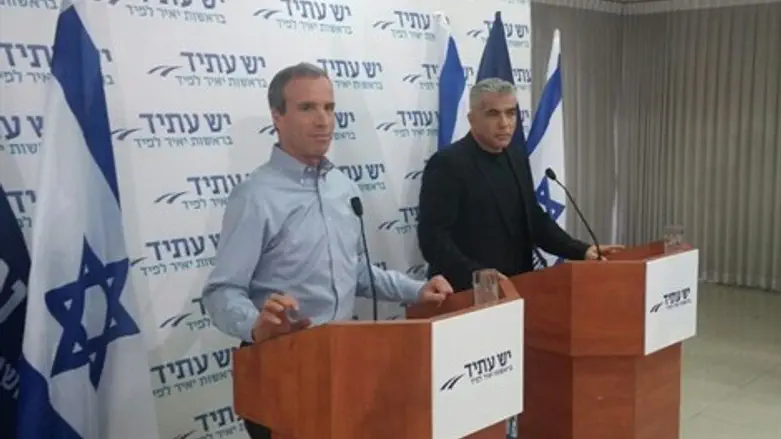 שטרן ולפיד במסיבת העיתונאים