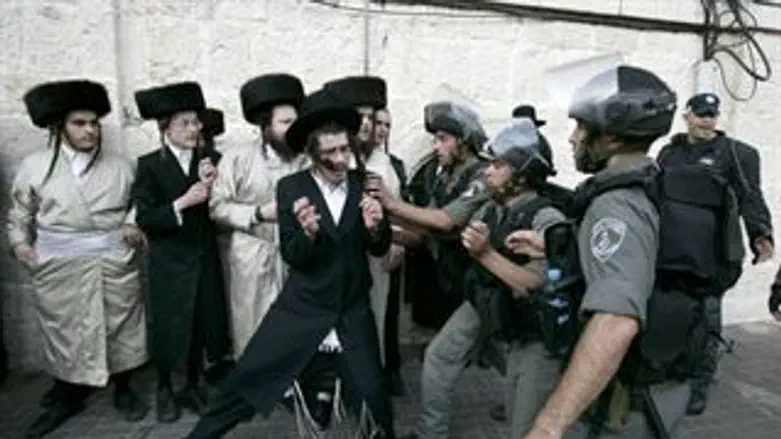 חרדים מפגינים
