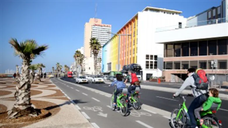 Tel Avivians on public bikes