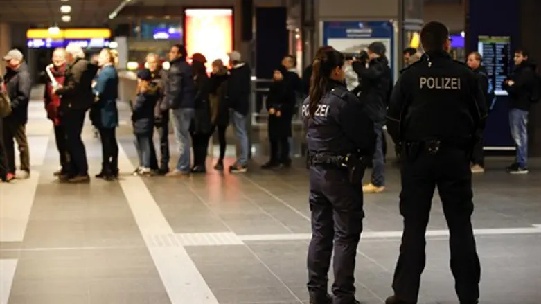 שוטרים שומרים על הביטחון בלב פריז. השבוע