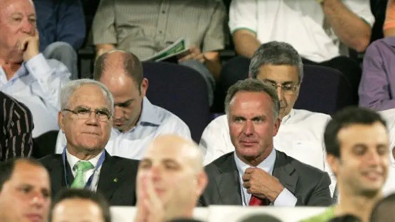 שחר ביציע. אשם בכישלון הקבוצה?