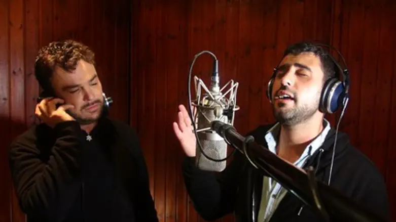 Друзья поют в память о жертвах террора