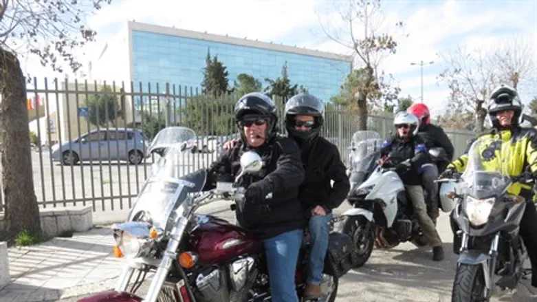 הגשימו את החלום. רוכבי המועדון עם הנערים