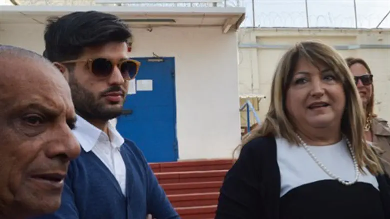 מחכה לטלפון עם הצעה לשריון. שולה זקן משתחררת מהכלא