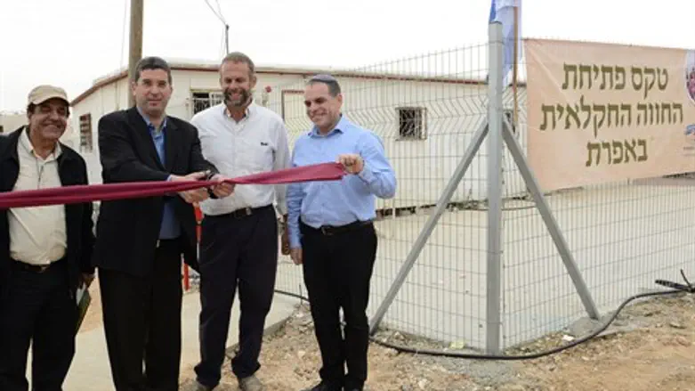 גוזר את הסרט. וורצמן