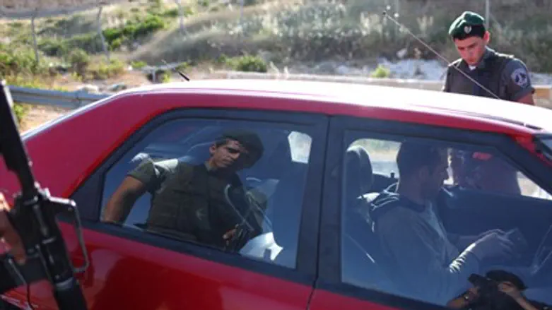 Border Patrol officers stop car at checkpoint (file)