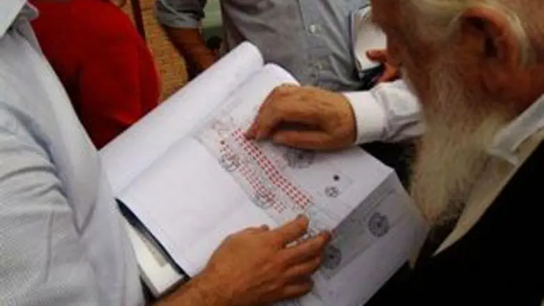 הרב שלזינגר עם מהנדסים ואנשי משרד החוץ הספרדי