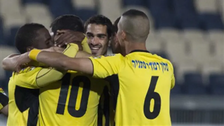 שחקני בית"ר. ניצחו בעזרת צדק