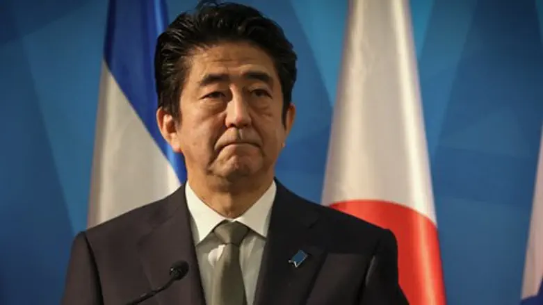 בין הפטיש והסדן. ראש ממשלת יפן בביקורו בישראל