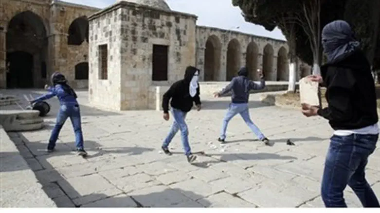 Muslim rioters on Temple Mount (file)