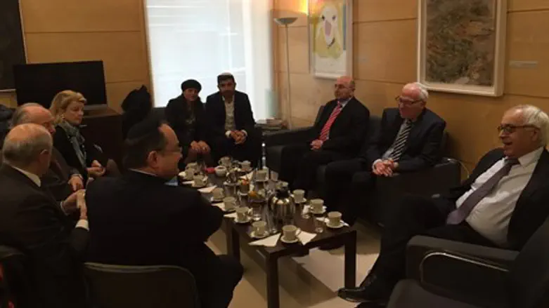 השר אורי אריאל עם נציגי הקהילות היהודיות בצרפת