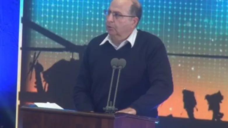 משה יעלון בטקס הענקת הצל"ש על מבצע צוק איתן