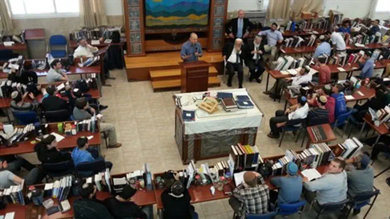 נפתלי בנט בפני התלמידים