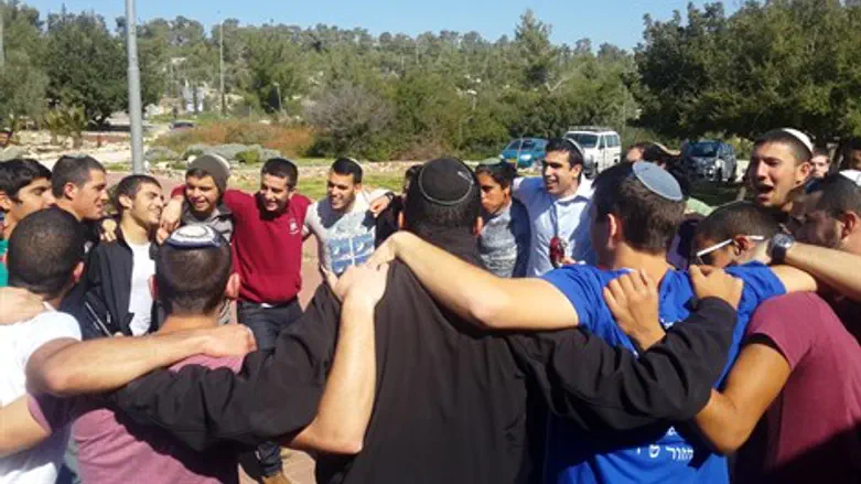 ח"כ שטבון עם תלמידי מכינת אלישע