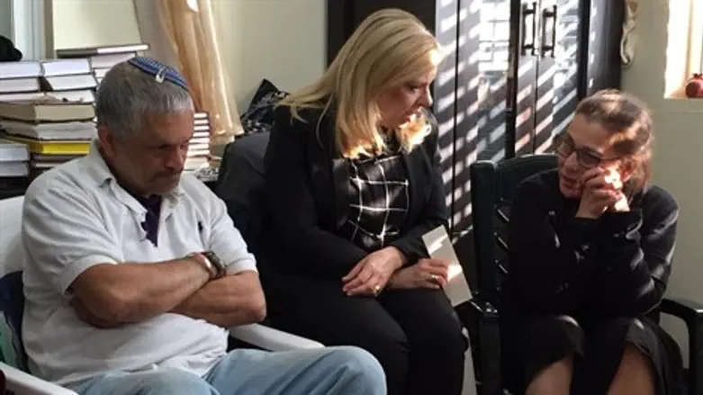 שרה נתניהו עם הוריו של יוחאי קלנגל ביישוב אלעזר