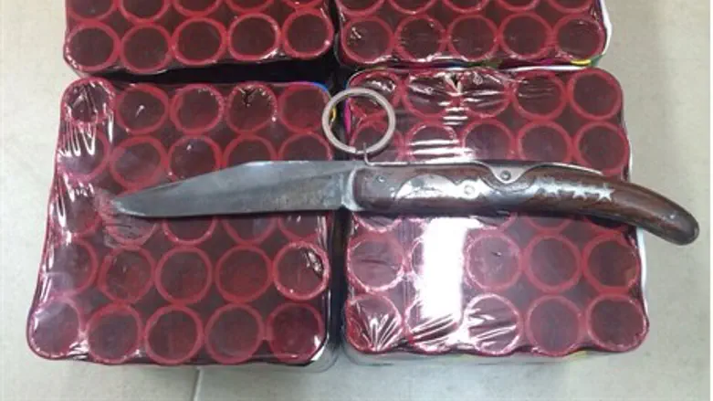 Упаковки петард и нож. Иллюстрация