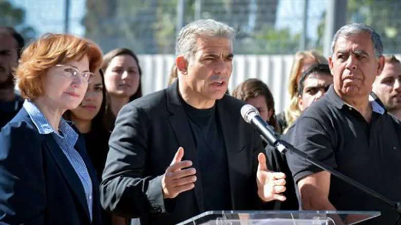 לפיד לצד מיקי לוי ויעל גרמן