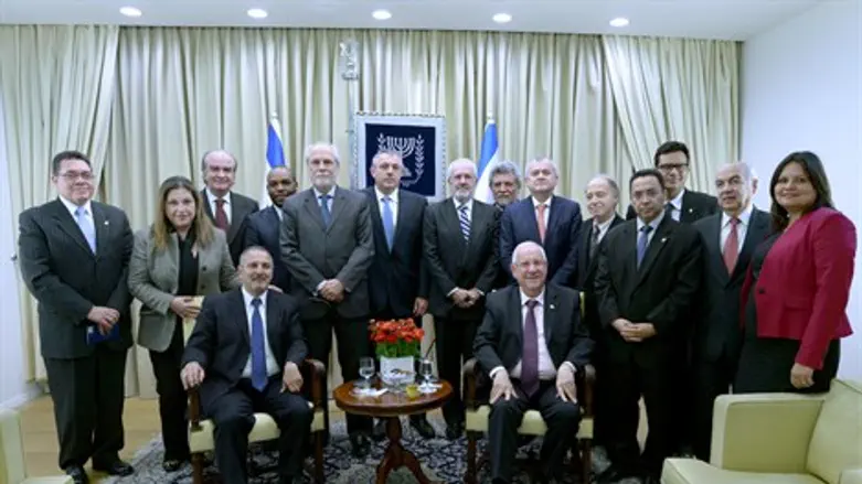 הנשיא עם השגרירים