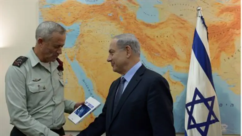Benny Gantz (L), Binyamin Netanyahu