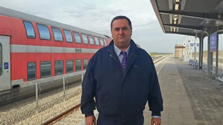 השר כץ לפני העלייה לרכבת