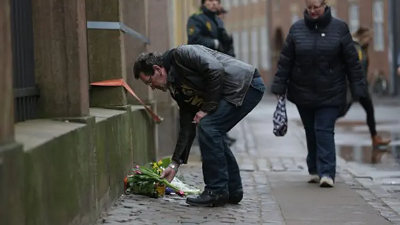 מניחים זרים סמוך לבית הכנסת בקופנהגן