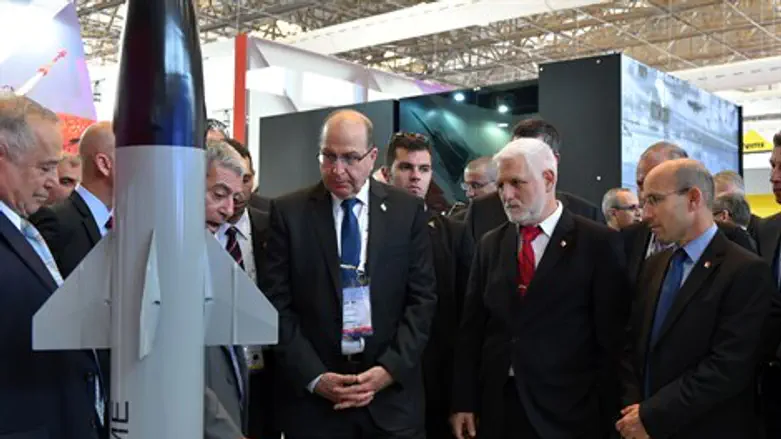 יעלון בתערוכה