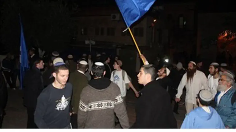 Circling the gates (file)