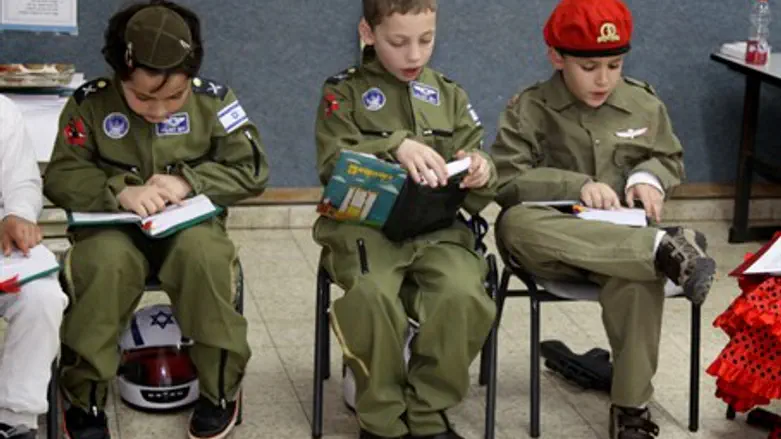 IDF soldier costumes for Purim (illustration)